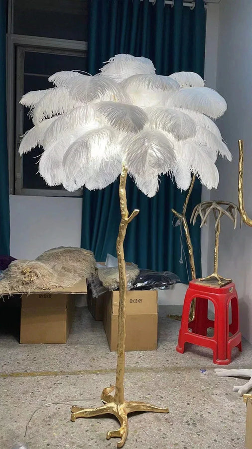 Lampadaire Plumes Blanches et Métal Doré Art Déco - Salon Bureau Chambre — Aigrette