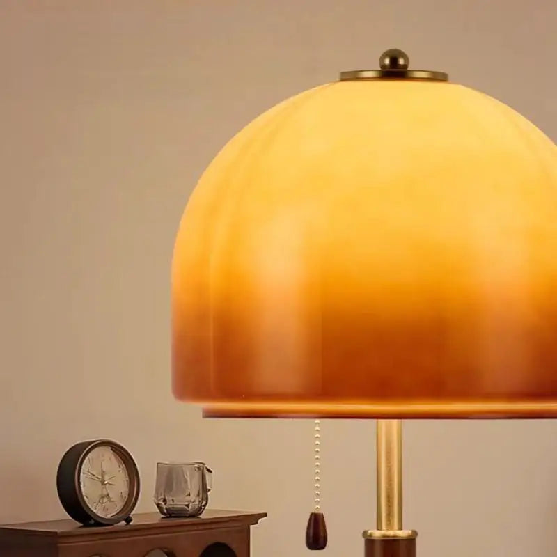 Lampe de Table Dôme Verre Ambré et Bois Sombre - Chambre Bureau Salon — Voûte