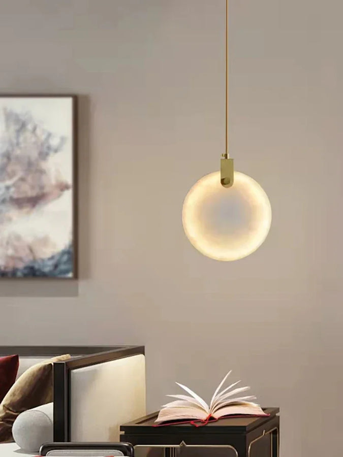 Lumis258 Sphère Verre Opalin et Laiton Minimaliste