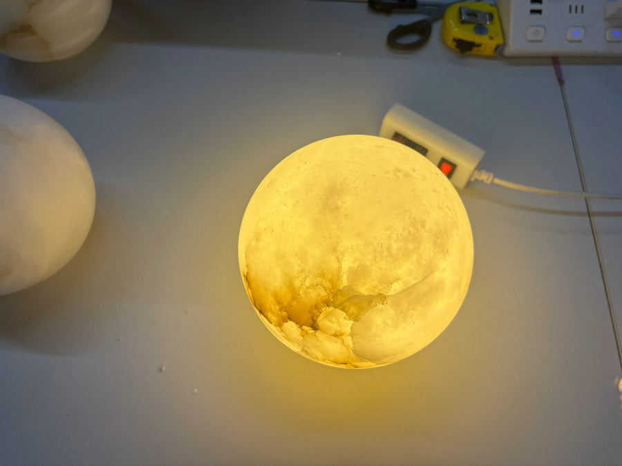 Lumis250 Sphère Albâtre Blanc et Laiton Épuré