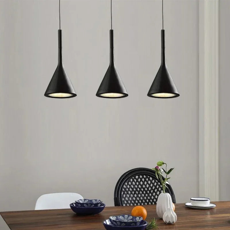 Suspension Cône Métal Noir Mat Minimaliste Design - Cuisine Salon Bureau — Effilé