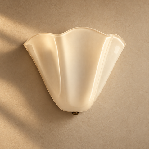 Alora — applique corolle en verre ivoire, vue studio
