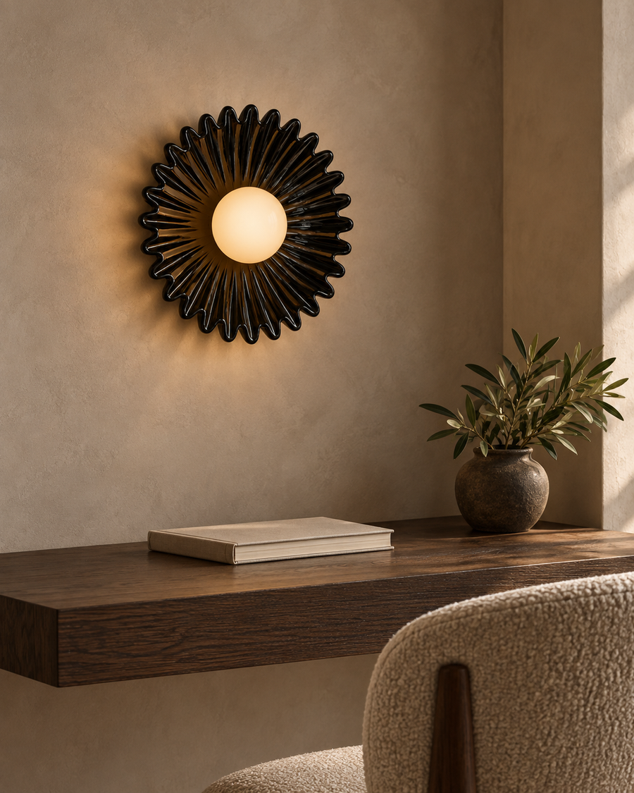 Coralia noire — mise en ambiance dans un coin bureau