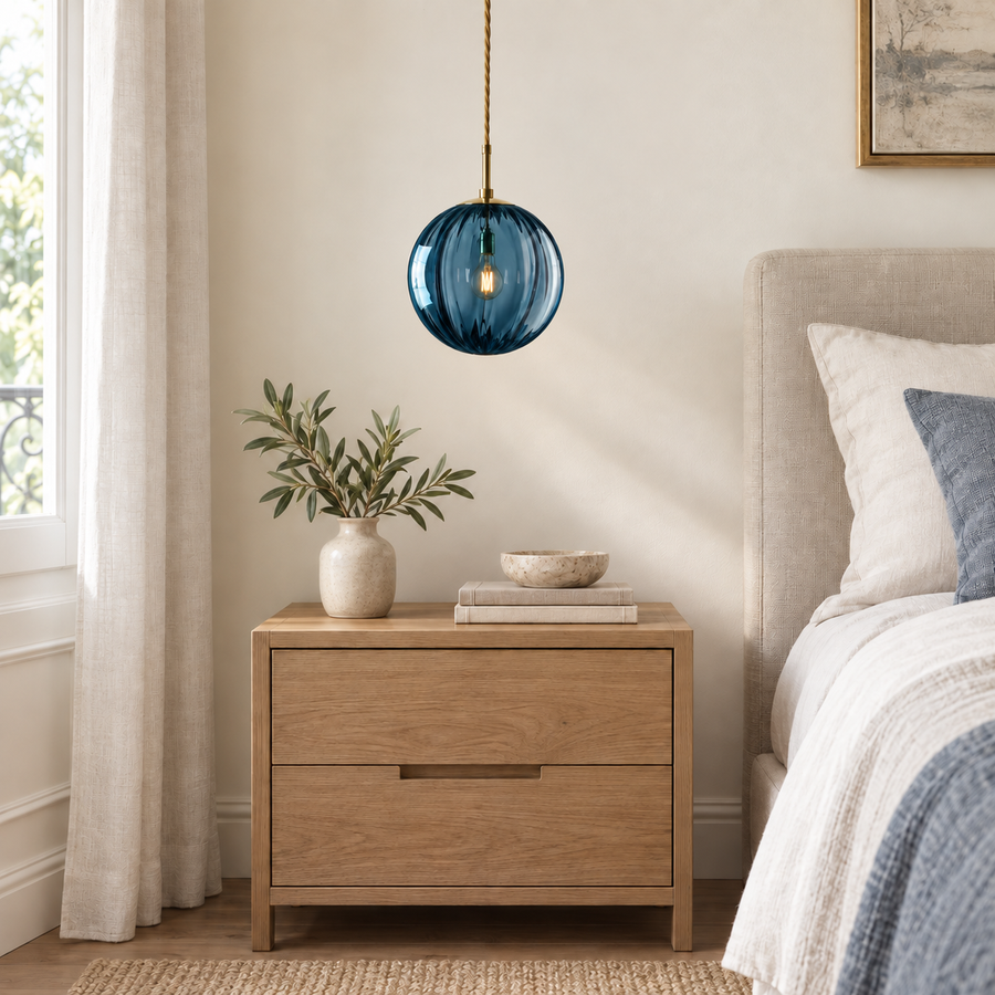 Mimosa bleu diamètre 20 cm — suspension en verre dans une chambre