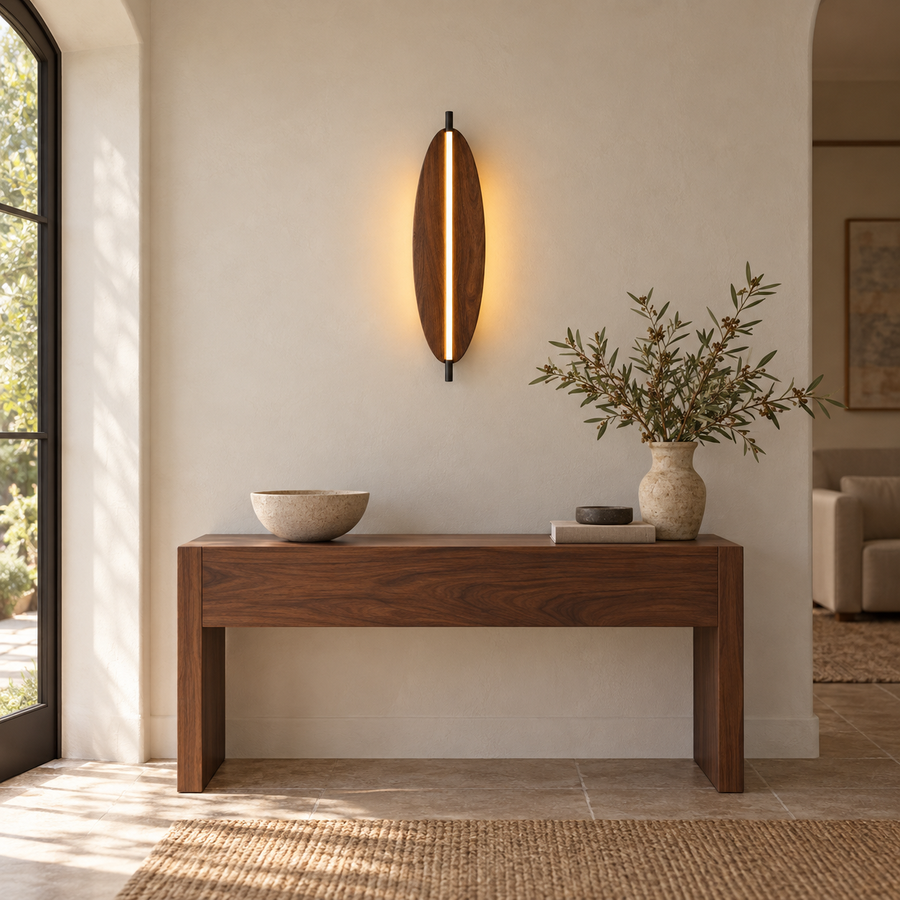 Ovalo — applique murale en bois au-dessus d’une console dans une entrée