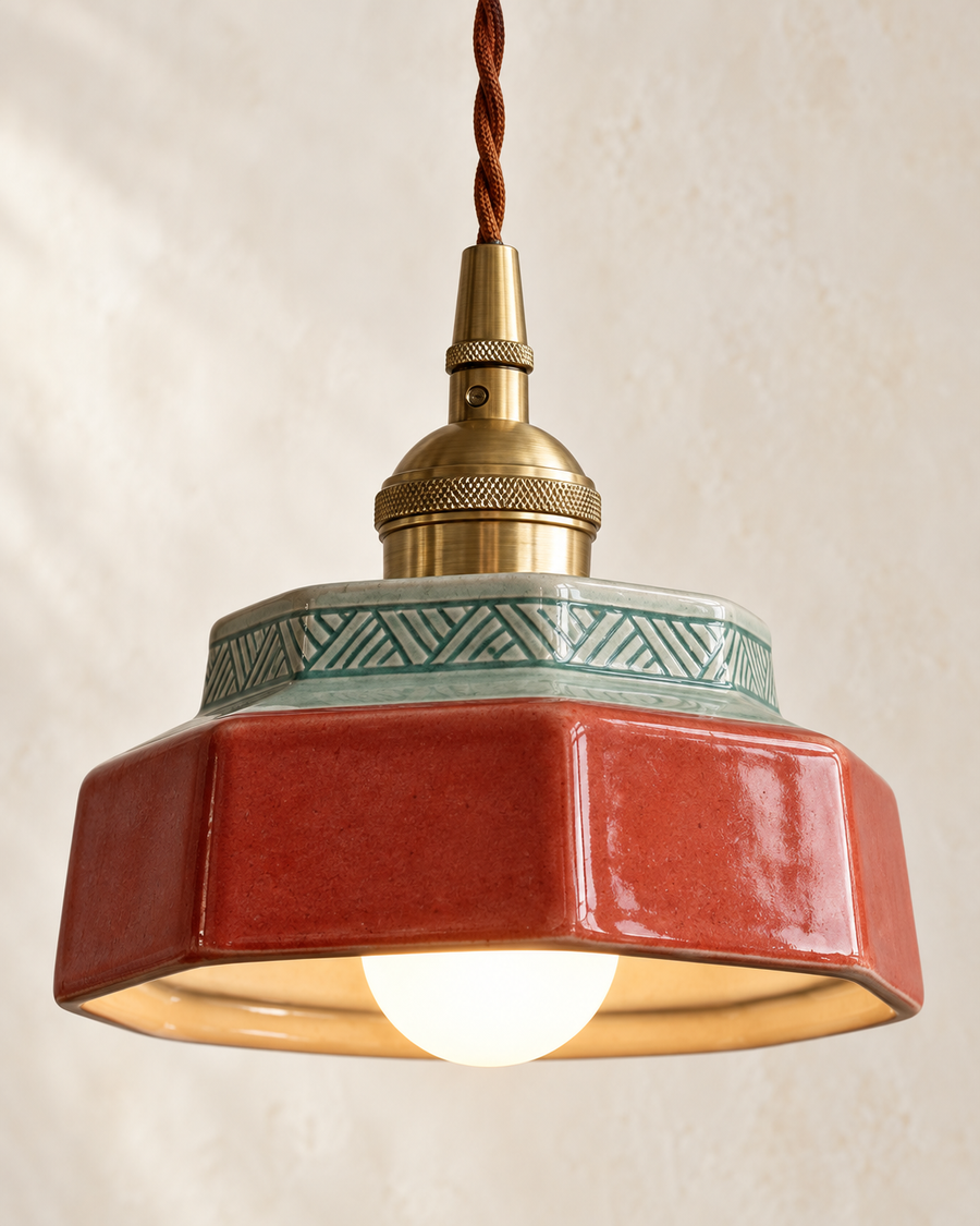 Détail Vika rouge — émail brillant, motif du col, douille en laiton et câble torsadé