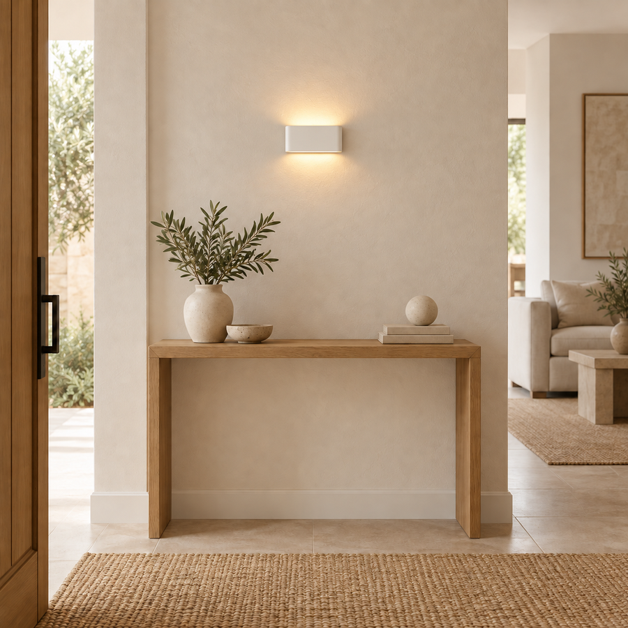 Xanthos blanc 12 W — applique 17,5 × 9 cm dans une entrée avec console en chêne