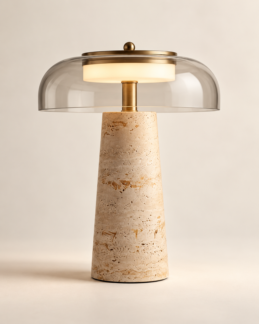 Lampe Oréa finition verre fumé, détail du verre, du laiton et du travertin