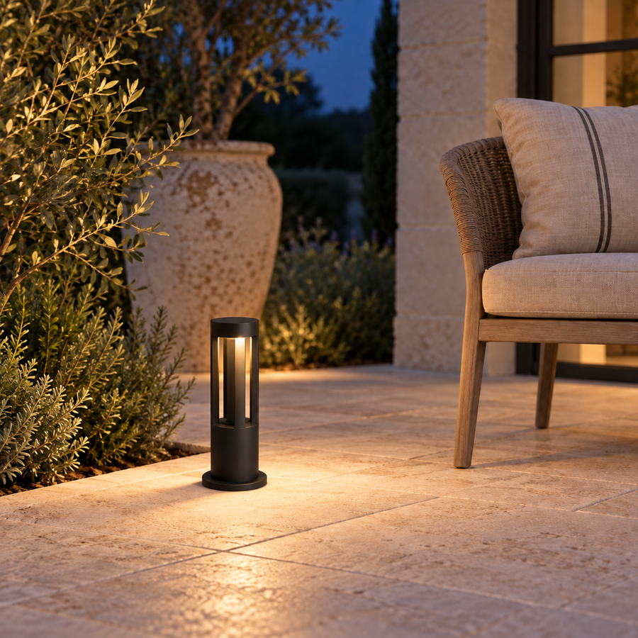 Torre — borne noire 40 cm — terrasse soir