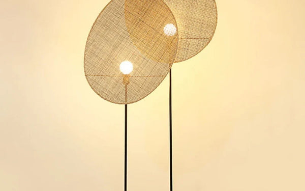 Lampadaire design dans un salon contemporain — Candela Luminaires