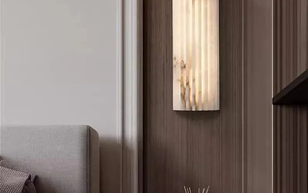 Applique murale design dorée dans un couloir — Candela Luminaires