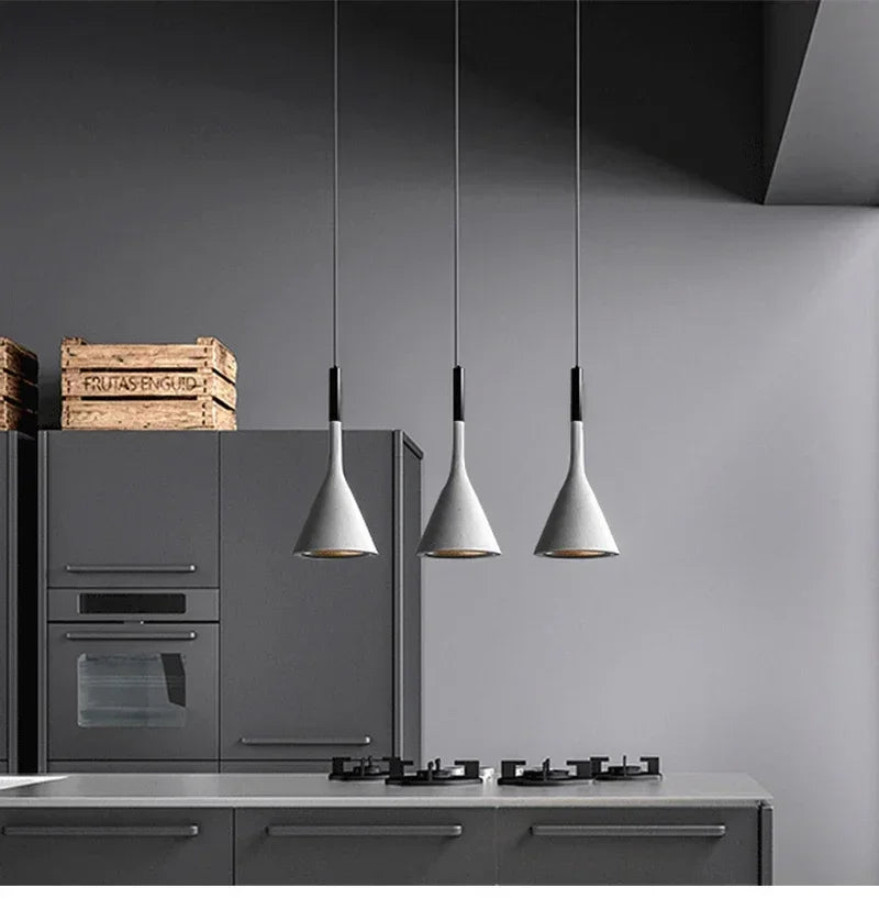 Suspension Cône Métal Noir Mat Minimaliste Design - Cuisine Salon Bureau — Effilé