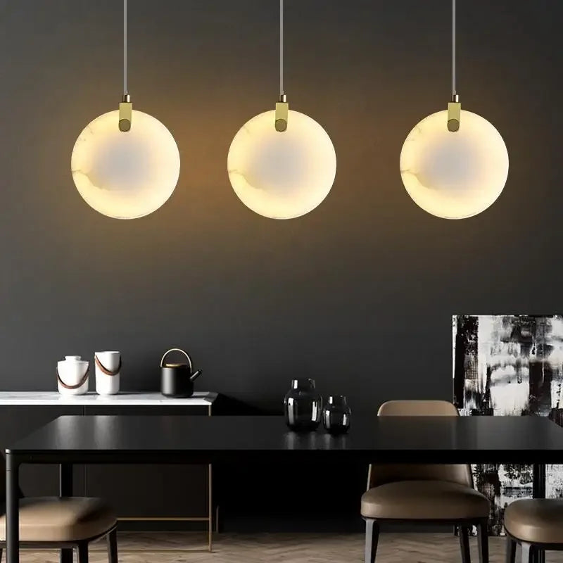 Lumis258 Sphère Verre Opalin et Laiton Minimaliste