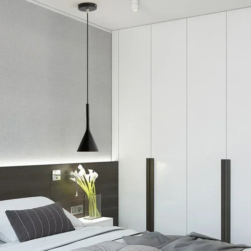 Suspension Cône Métal Noir Mat Minimaliste Design - Cuisine Salon Bureau — Effilé