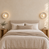 Coralia blanche — mise en ambiance avec une applique de chaque côté du lit