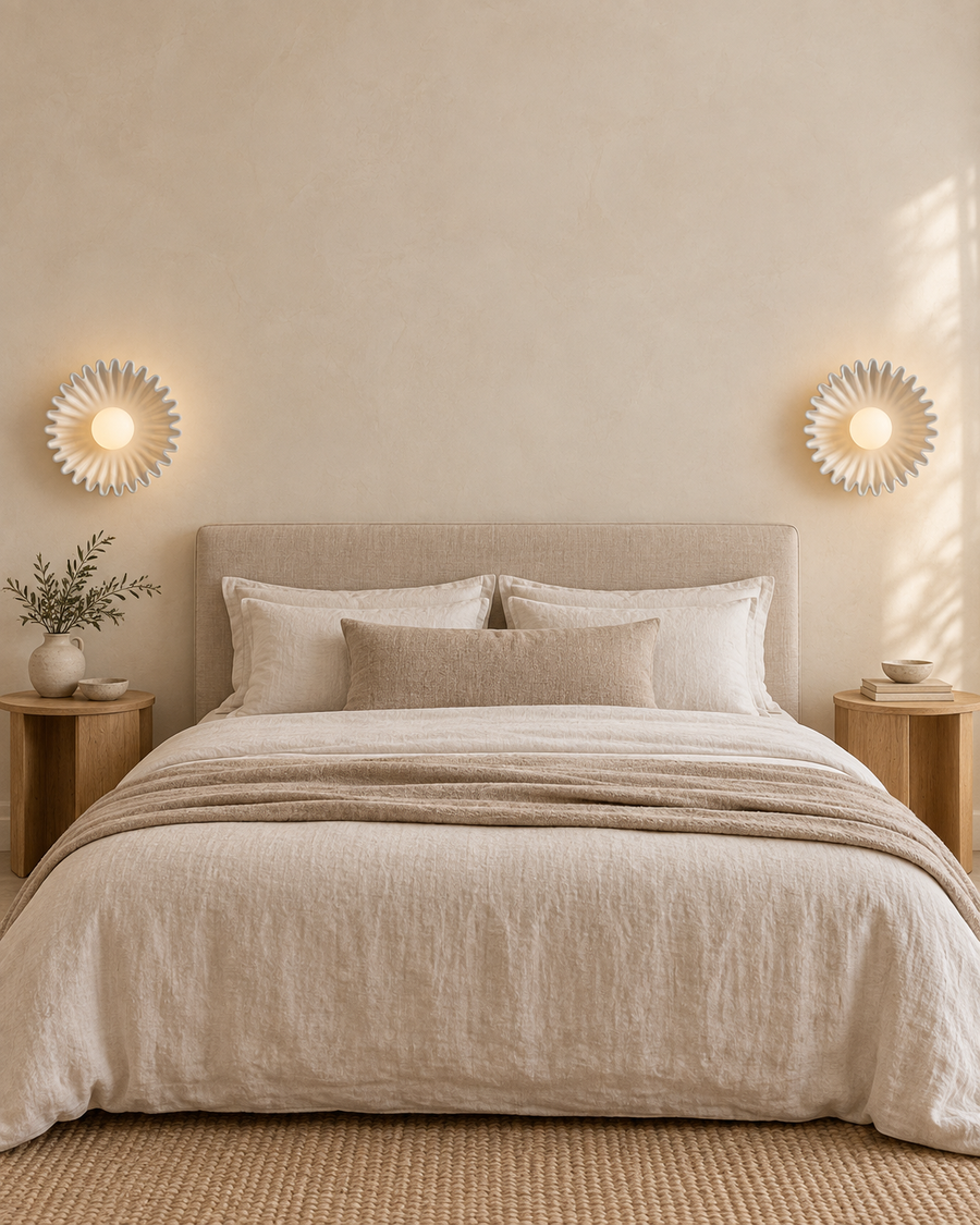 Coralia blanche — mise en ambiance avec une applique de chaque côté du lit