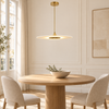 Keiko doré diamètre 50 cm — suspension au-dessus d’une table en chêne