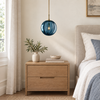 Mimosa bleu diamètre 20 cm — suspension en verre dans une chambre
