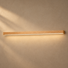 Ligna — applique en bois naturel sur fond gris clair