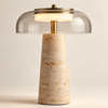 Lampe Oréa finition verre fumé, détail du verre, du laiton et du travertin