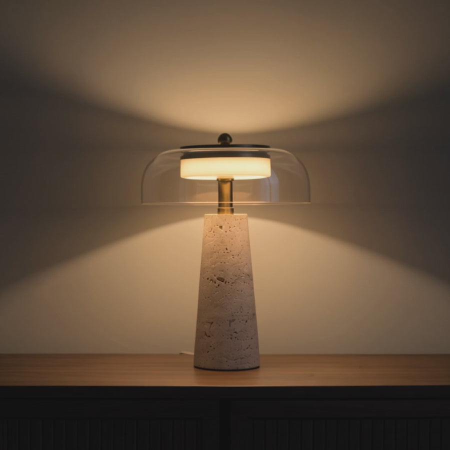Lampe de table Oréa allumée, travertin et verre — vidéo