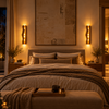 Paire d'appliques Sylve en bois de part et d'autre d'un lit, chambre chaleureuse aux tons terreux